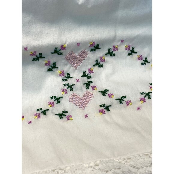 Vtg Set of 2 Hand Embroidered Pillowcases Lace Trim Pastel Floral Heart Design - Picture 5 of 6